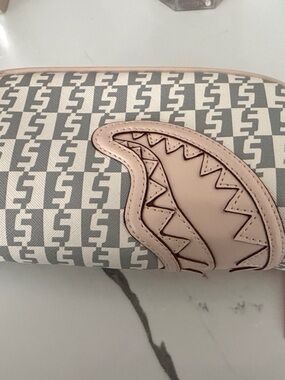 Sprayground CRÈME DE LA CRÈME POUCH Beige and Light Gray